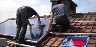 Dwoch-mezczyzn-na-dachu-montuje-solary