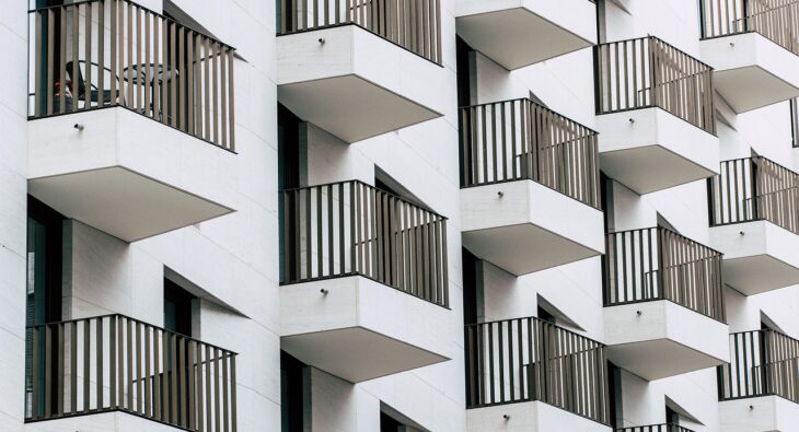 Jak stworzyć obiekt sportowo-edukacyjny, który podbije serca miłośników fitnessu i nauki? Odkryj tajniki procesu projektowania!